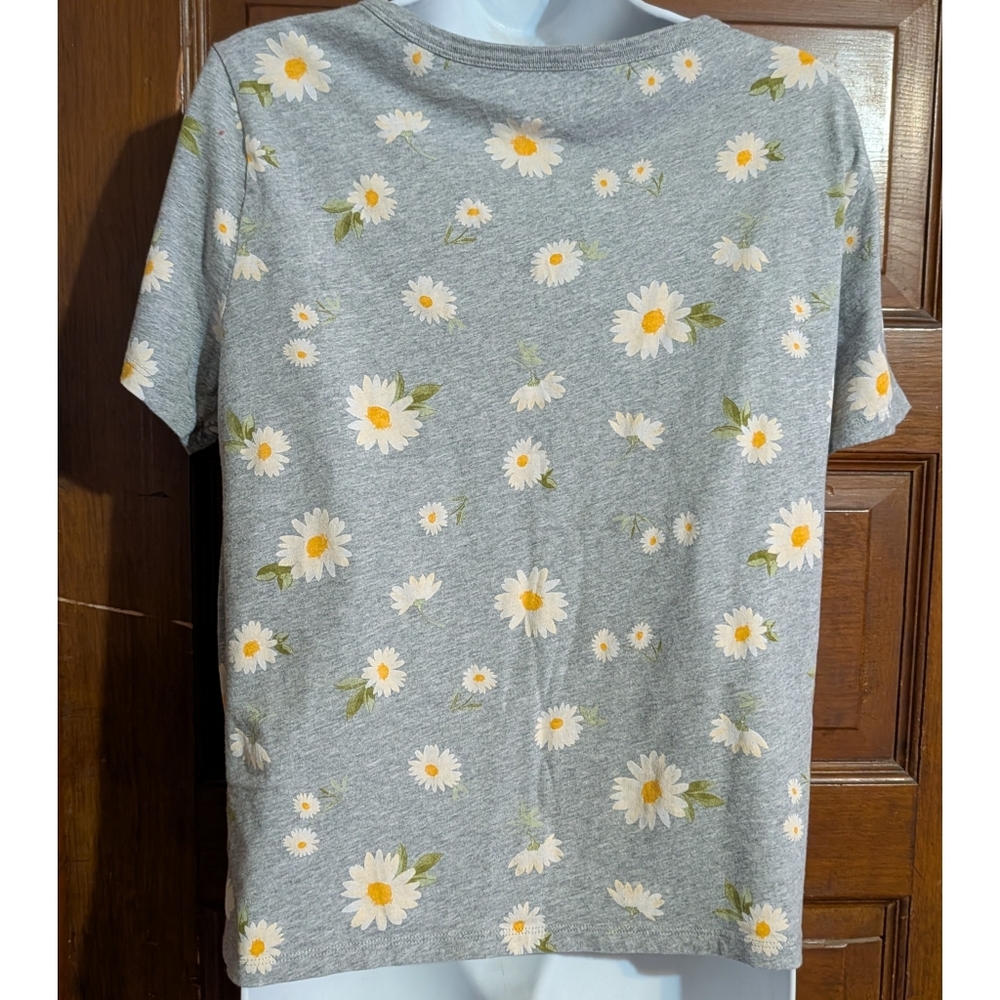 Old Navy Everywhere V-Neck "Friendly Daisy" Printed Tee - Picture 7 of 9